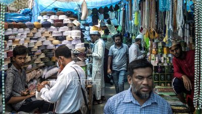 শেষ মুহূর্তের কেনাকাটার তালিকায় আতর-টুপি