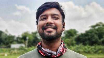 ‘পুরো মাঠে একটাই গাছ, নিচে বসে আছেন ইমাম সাহেব’