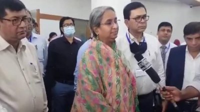 সাংবাদিকদের সঙ্গে কথা বলছেন শিক্ষামন্ত্রী ডা. দীপু মনি
