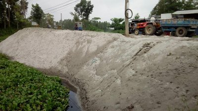 শ্রীনগরে গৃহায়ণ ও গণপূর্ত অধিদফতরের প্রায় ৫০ কোটি টাকা মূল্যের জায়গা দখল করে বালু ভরাট করছে প্রভাবশালী ভূমি সিন্ডিকেট
