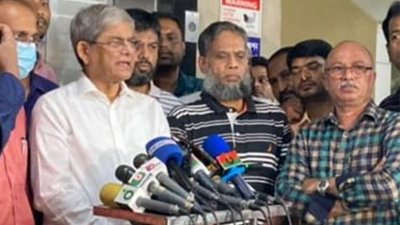 সাংবাদিকদের ব্রিফ করছেন মির্জা ফখরুল ইসলাম আলমগীর