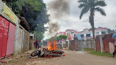 মোটরসাইকেলে অগ্নিসংযোগ করা হয়