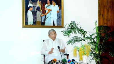 সাংবাদিকদের ব্রিফ করছেন মির্জা ফখরুল ইসলাম আলমগীর