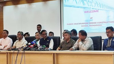 পদ্মা সেতু সার্ভিস এরিয়ার সভাকক্ষে সাংবাদিকদের সঙ্গে কথা বলেন সেতুমন্ত্রী ওবায়দুল কাদের