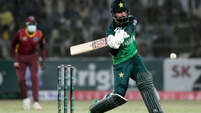 ব্যাট-বলে আলো ছড়িয়ে পাকিস্তানের জয়ের নায়ক শাদাব।
