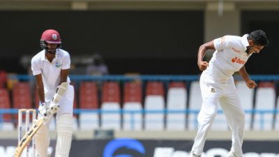 ১ ওভারে খালেদের ২ উইকেট (ফাইল ছবি)