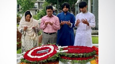 মৃত্যুবার্ষিকীতে দাদির কবরে মেয়র তাপসের শ্রদ্ধা