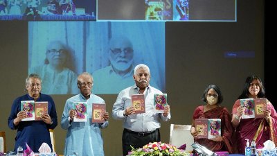 ‘মূর্তির ৬১ মুক্তির ৭১’ বইয়ের মোড়ক উন্মোচন