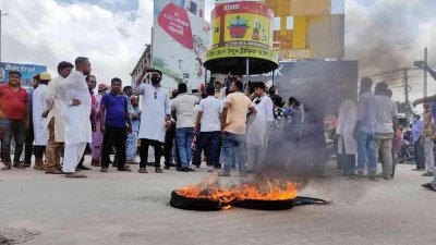 মহাসড়ক অবরোধ করে বিক্ষোভ করেছেন কুষ্টিয়ায় কর্মরত সাংবাদিকরা