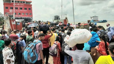 পাটরিয়া ফেরিঘাটে সকাল থেকে যাত্রী ও পরিবহনের চাপ বাড়ে