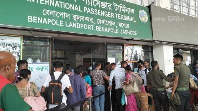 বেনাপোল স্থলবন্দরে যাত্রীদের চাপ