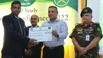 আস্থা লাইফ ইন্সুরেন্সের ব্যবস্থাপনা পরিচালক ব্রিগেডিয়ার জেনারেল কাজী শামসুল ইসলাম (অব.) সম্মেলনে অংশগ্রহণকারীদের মধ্যে পুরস্কার বিতরণ করেন