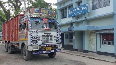দিনাজপুরের হিলি স্থলবন্দর দিয়ে ভারত থেকে চাল আমদানি শুরু