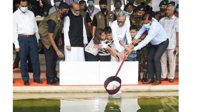 বঙ্গভবনের ‘সিংহ পুকুরে’ মাছের পোনা অবমুক্ত করলেন রাষ্ট্রপতি