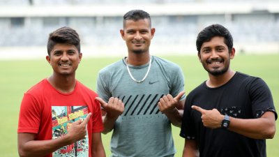সতীর্থ নাসুম আহমেদ (মাঝে) ও এনামুল হকের (ডানে) সঙ্গে শেখ মেহেদী হাসান