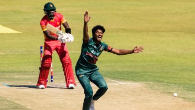 শুরুতে জোড়া আঘাত হানেন হাসান মাহমুদ।