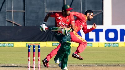 হাত খুলে খেলছেন বিজয়।