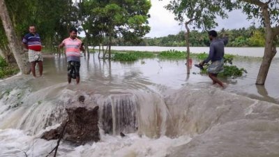 মেঘনার জোয়ারে ভেঙেছে রাস্তা, ডুবেছে বাড়িঘর