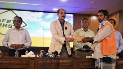 আমিনুল ইসলামের হাতে পুরস্কার তুলে দিচ্ছেন মেয়র আতিকুল ইসলাম