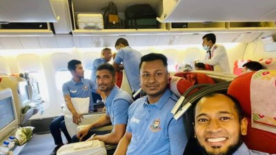 বিমানে সেলফি তুলেছেন মুশফিকুর রহিম।