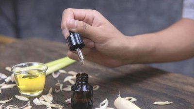 লেমনগ্রাস অয়েল ত্বকে লাগালে পারেন ত্বকে