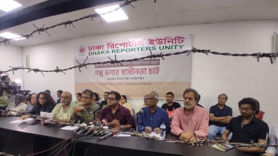 চলচ্চিত্র নির্মাতা, শিল্পী ও কলাকুশলীদের সংবাদ সম্মেলন। ছবি: সাজ্জাদ হোসেন