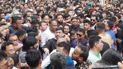 সম্রাটকে ঘিরে সমর্থকদের ভিড়