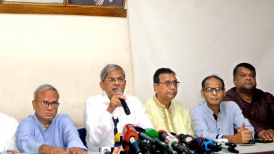 সংবাদ সম্মেলনে বক্তব্য দিচ্ছেন মির্জা ফখরুল ইসলাম আলমগীর