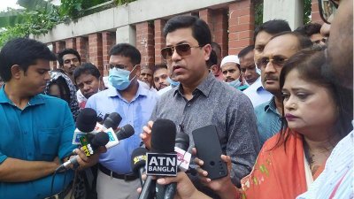 সাংবাদিকদের সঙ্গে কথা বলছেন শেখ ফজলে নূর তাপস
