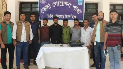 অস্ত্র ঠেকিয়ে তিন বাড়িতে ডাকাতি, গ্রেফতার ৫