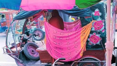 হাসপাতালে নেওয়ার পথে ইজিবাইকে সন্তান প্রসব