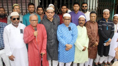বগুড়া শহরের নবাববাড়ি সড়কে জেলা বিএনপির কার্যালয়ের সামনে শাওন প্রধানের গায়েবানা জানাজায় রুহুল কবির রিজভী