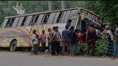 সম্প্রতি টাঙ্গাইলে একটি বাসের নিয়ন্ত্রণ নিয়ে ডাকাতি করে দুর্বৃত্তরা