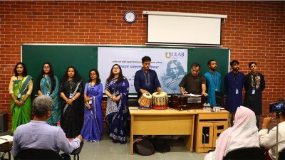 ইউল্যাব সংস্কৃতি সংসদ নজরুল সংগীত পরিবেশন করছে