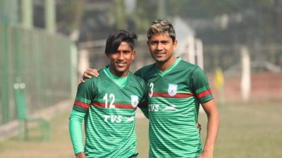 ডিফেন্ডার বিশ্বনাথের সঙ্গে রায়হান (ডানে)।