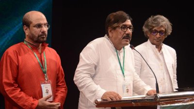 সভাপতি গোলাম কুদ্দুছ (মাঝে), সাধারণ সম্পাদক আহকাম উল্লাহ (ডানে)