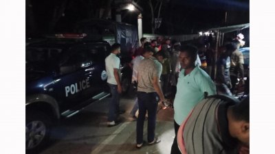 ঘটনাস্থলে পুলিশ ও স্থানীয়রা