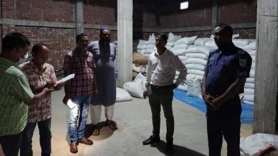 গাইবান্ধায় অবৈধভাবে মজুত করা ৮০০ বস্তা সার উদ্ধার