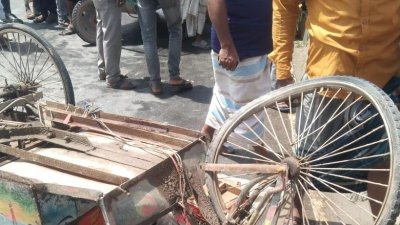 দুর্ঘটনাকবলিত ভ্যান ও কাভার্ডভ্যান