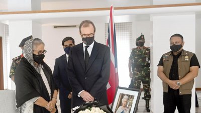ব্রিটিশ হাইকমিশনে গিয়ে রানির প্রতিকৃতিতে প্রধানমন্ত্রী শেখ হাসিনার শ্রদ্ধা (ছবি: ফোকাস বাংলা)