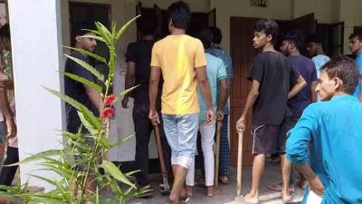লুঙ্গি পরা নিয়ে সিনিয়র ও জুনিয়রের মারামারির ঘটনা ঘটে (ফাইল ছবি)