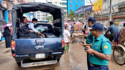 এসএসসি পরীক্ষার্থীকে নিরাপদে পৌঁছে দিচ্ছে ডেমরা ট্রাফিক পুলিশ