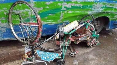 জবির ফটকে বাসের ধাক্কায় রিকশাআরোহী নিহত