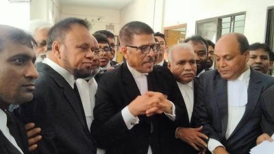 আদালত বাদী পক্ষের আইনজীবীরা