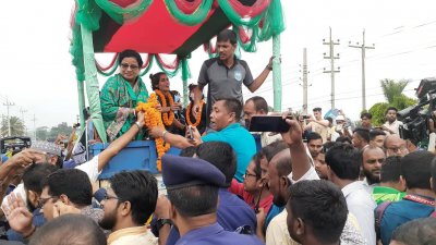 সড়কের দুপাশে দাঁড়িয়ে সমর্থকরা ফুটবলারদের শুভেচ্ছা জানান