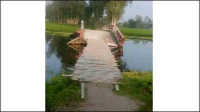 সাত বছর আগে বন্যায় হেলে পড়ে সেতুটি
