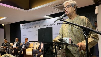 বক্তব্য দিচ্ছেন ডাক ও টেলিযোগাযোগ মন্ত্রী মোস্তাফা জব্বার