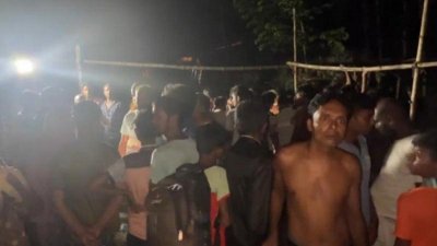দুর্ঘটনাস্থলে স্থানীয়দের ভিড়