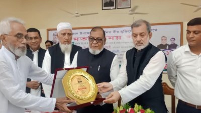 রাউজান উপজেলা সম্মেলন কক্ষে বক্তব্য রেখেছেন মুক্তিযুদ্ধবিষয়ক মন্ত্রী আ ক ম মোজাম্মেল হক