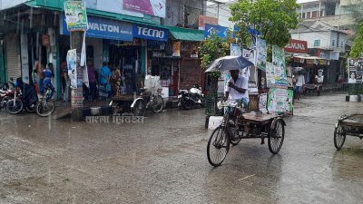 রোদের মধ্যেই হচ্ছে বৃষ্টি